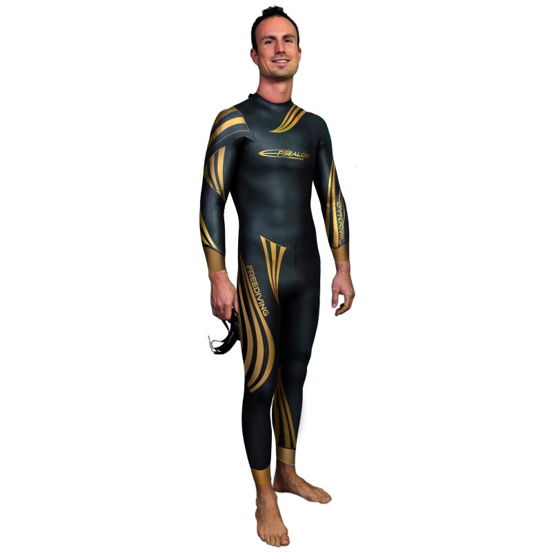 Wetsuit apnea - Dynamic man